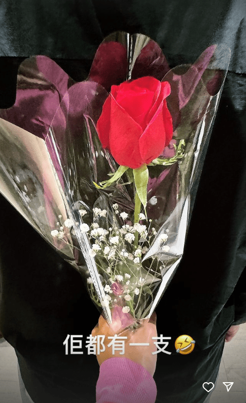 黄心颖也送了一支红玫瑰花畀姨甥女，情人节人人有花收，皆大欢喜！