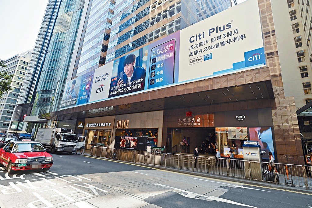 新世界中心地下18號舖連地庫，由星展銀行以每月約180萬承租。