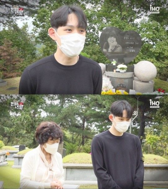 崔真實兒子拜祭母親。