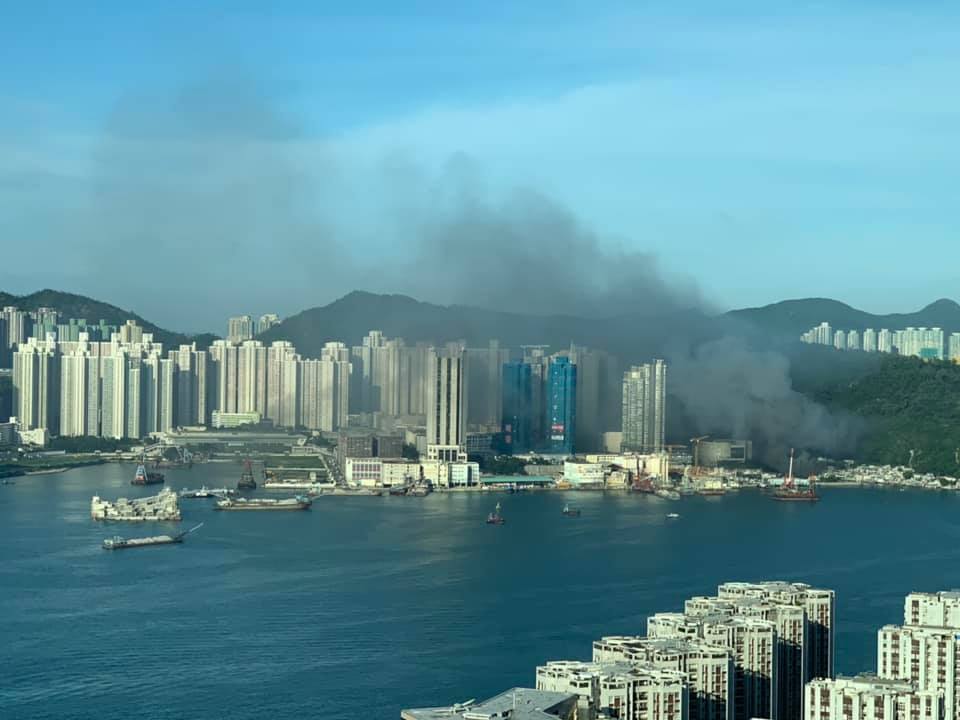 現場冒出大量濃煙。  香港突發事故報料區FB/網民FS Chan Edmond圖