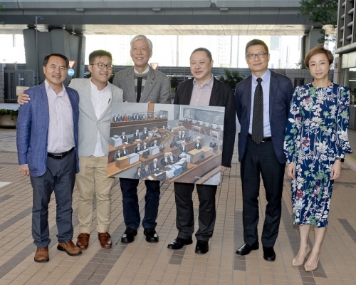Perry帶同畫作到庭外，特意讓佔中九子在畫作上簽署。陳浩元攝