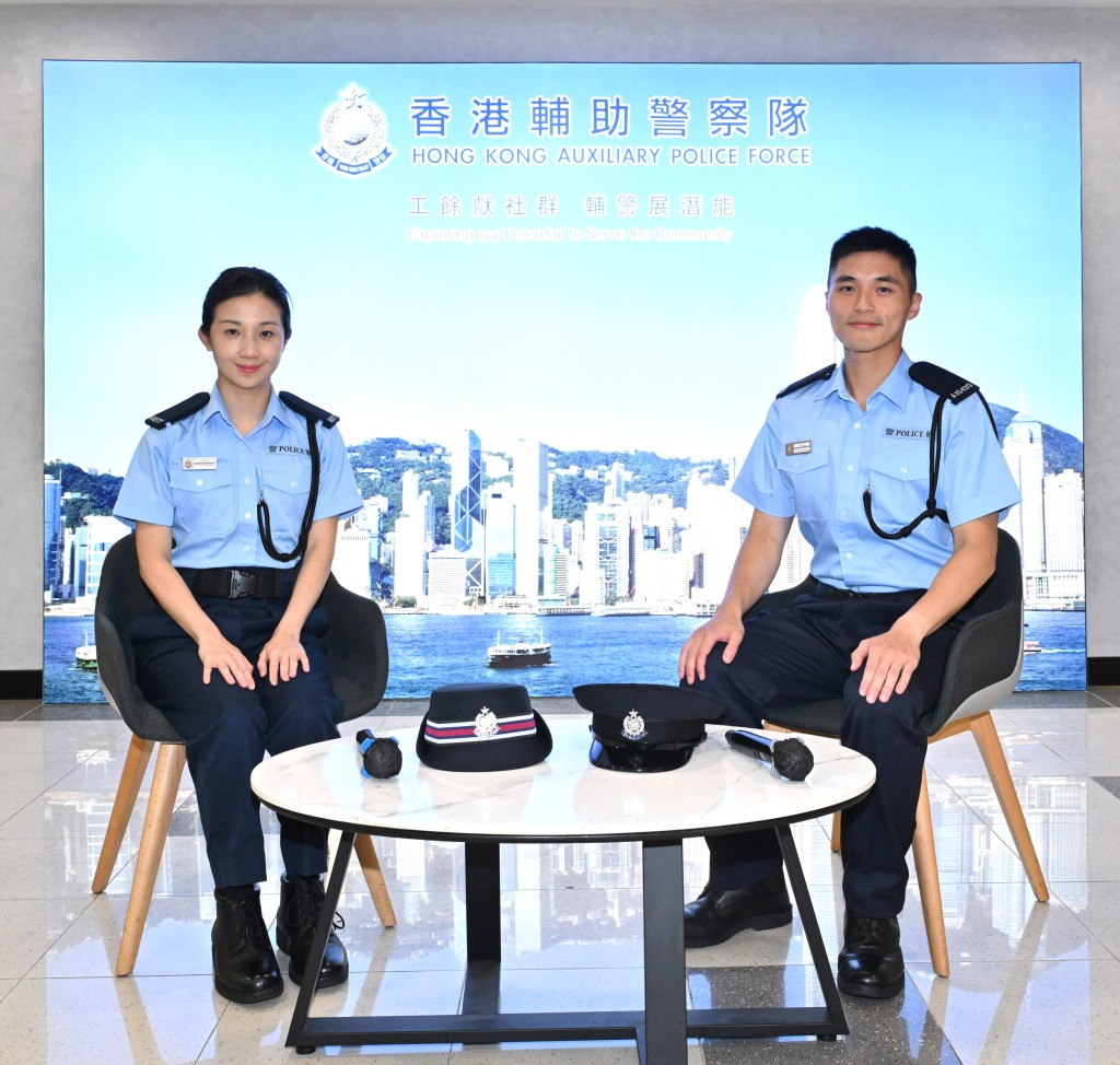 執業大律師邱紫君(Michelle)與政府統計師吳海俊(Jason)表示,對於能成為輔警感到高興。 執業大律師邱紫君(Michelle)與政府統計師吳海俊(Jason)表示,對於能成為輔警感到高興。