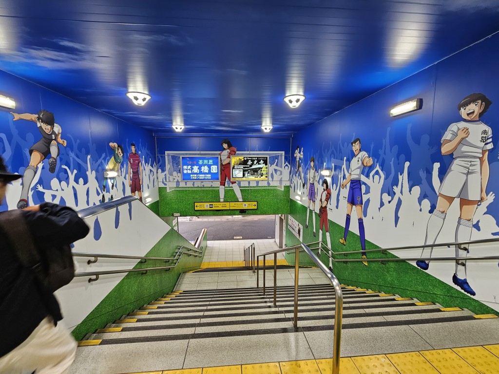 四木铁路站楼梯满布《足球小将》角色。