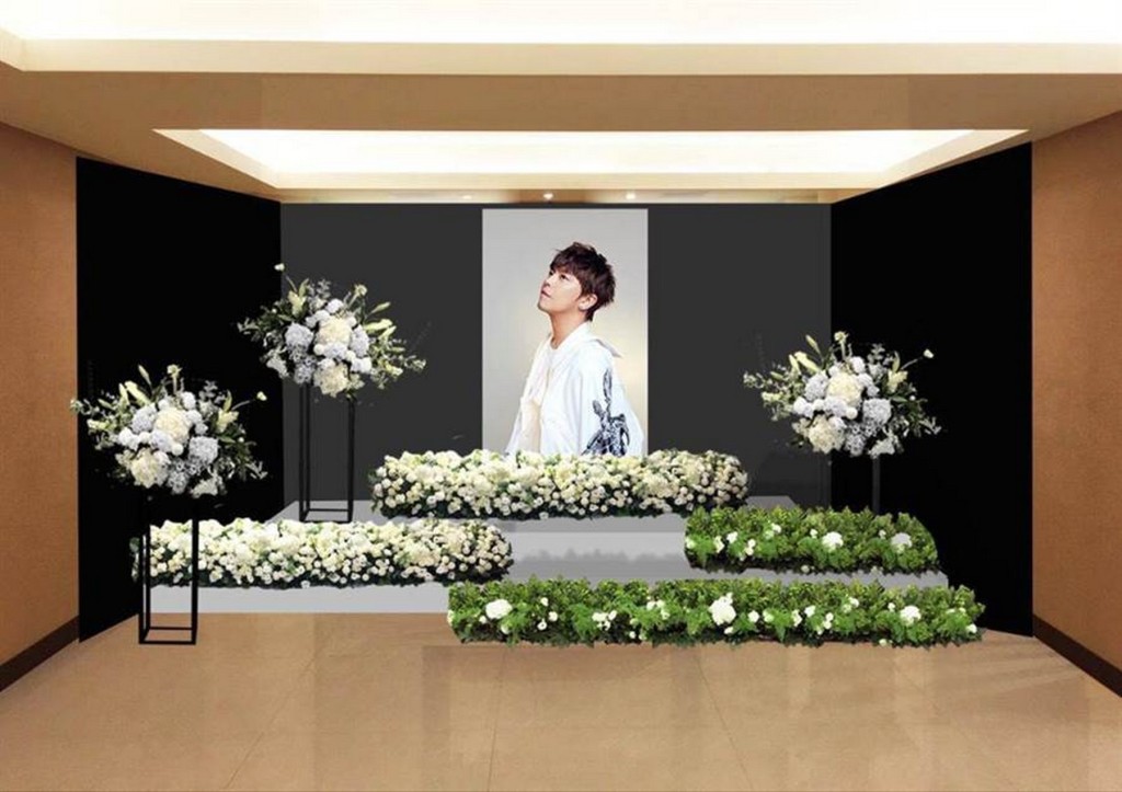 小鬼的遗照由黄父拣选，是他于18年在香港粉丝见面会的宣传照。