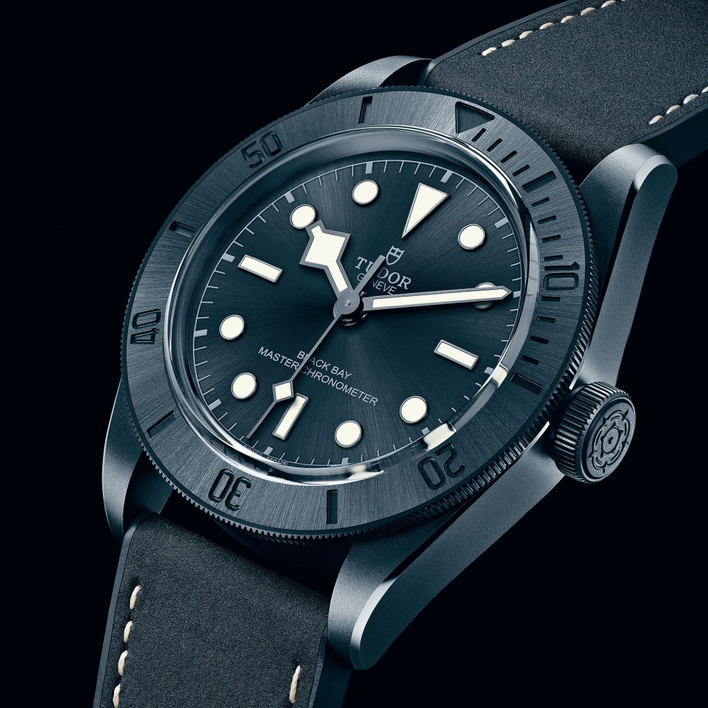 Tudor Black Bay Ceramic
為滿足這些嚴荷要求，Tudor特別將MT5602自動機芯作出大幅改良，並配合腕表黑化變成MT5602-1U供Black Bay Ceramic採用，也因此改用透明底蓋，好讓大家可以隨時欣賞它的運作和造工。