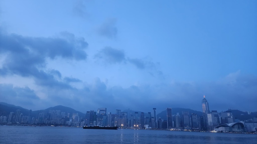 本港地區今日大致天晴，但初時局部地區有驟雨。黎志偉攝
