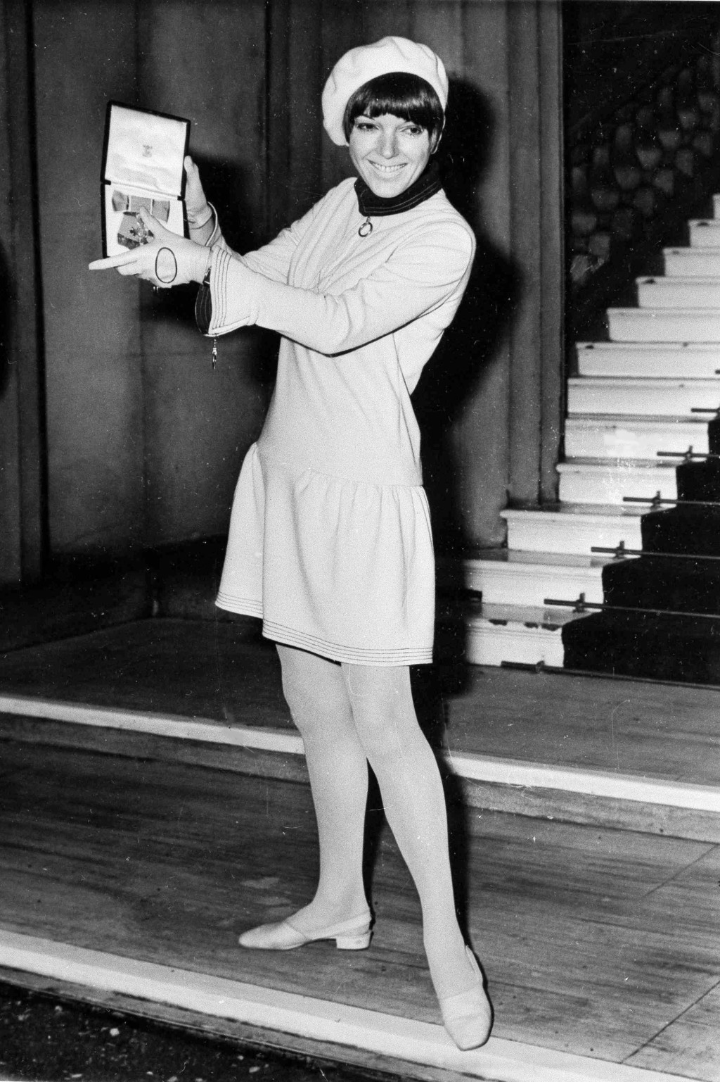 1966年11月，Mary Quant身穿迷你裙洋裝赴白金漢宮接受女王頒贈勳章。 美聯社