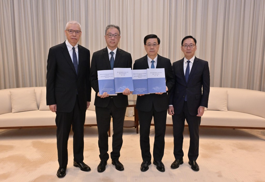 行政長官李家超收到就大埔宏福苑火災成立的獨立委員會主席陸啟康(左二)、委員陳健波議員(右一)及歐陽伯權(左一)呈交的報告。 行政長官李家超收到就大埔宏福苑火災成立的獨立委員會主席陸啟康(左二)、委員陳健波議員(右一)及歐陽伯權(左一)呈交的報告。