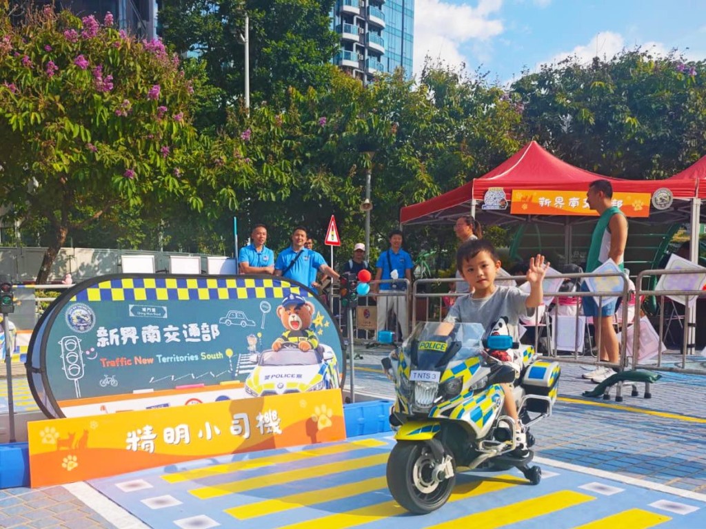 活動設有交通安全互動環節,小朋友以「精明小司機」角色學習正確行車及過路守則,培養從小建立安全出行的良好基礎。 活動設有交通安全互動環節,小朋友以「精明小司機」角色學習正確行車及過路守則,培養從小建立安全出行的良好基礎。