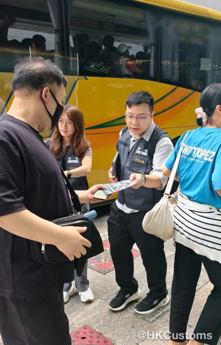 海關呼籲,如果消費者懷疑遇到不良營商行為,應堅決拒絕交易並舉報。FB:香港海關 海關呼籲,如果消費者懷疑遇到不良營商行為,應堅決拒絕交易並舉報。FB:香港海關