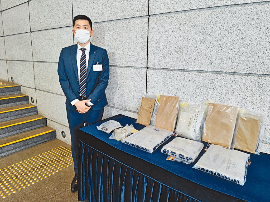 毒品調查科高級督察廖秉科展示檢獲可卡因。