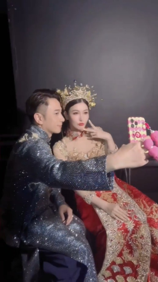 在後台時，李彩華邀吳卓羲selfie合照。