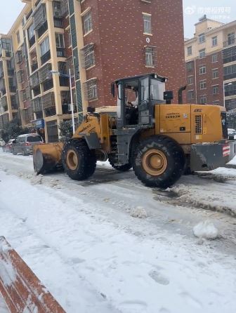 湖南、湖北等省遭暴雪侵袭，交通大受影响。微博