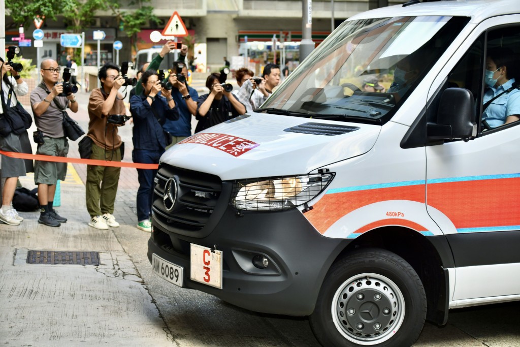 林作由警車押送到法院，大批傳媒守候。盧江球攝