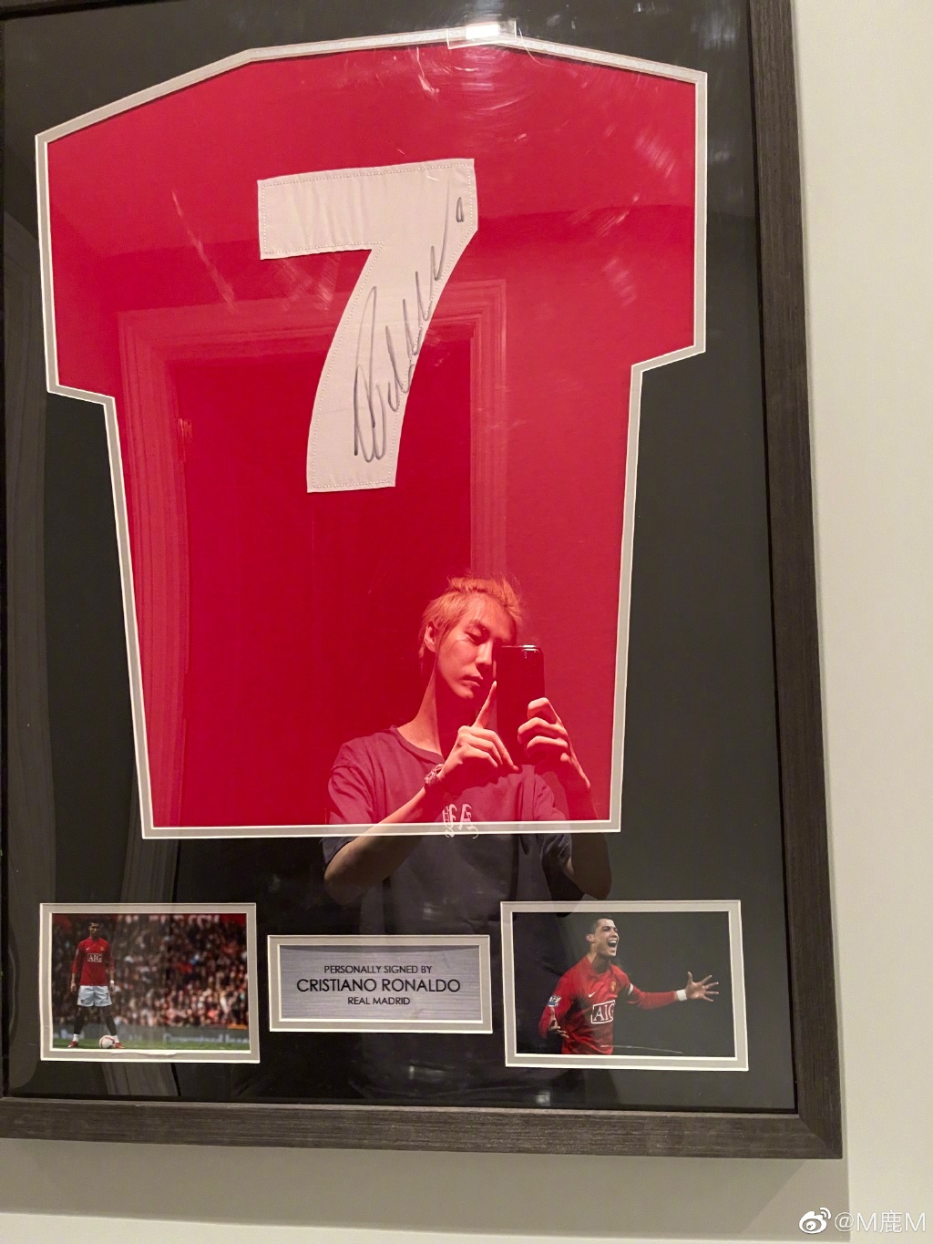 C朗重返曼聯當日，鹿晗貼C朗簽名球衣慶祝。