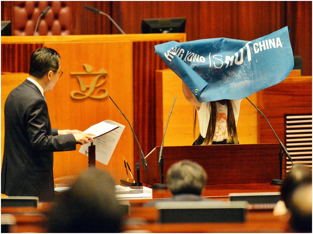 按現存的制度，立法會參選人要宣誓擁護《基本法》和效忠特別行政區。再由選舉主任決定參選人是否符合誓言的條件。若不符合，就DQ出局。資料圖片