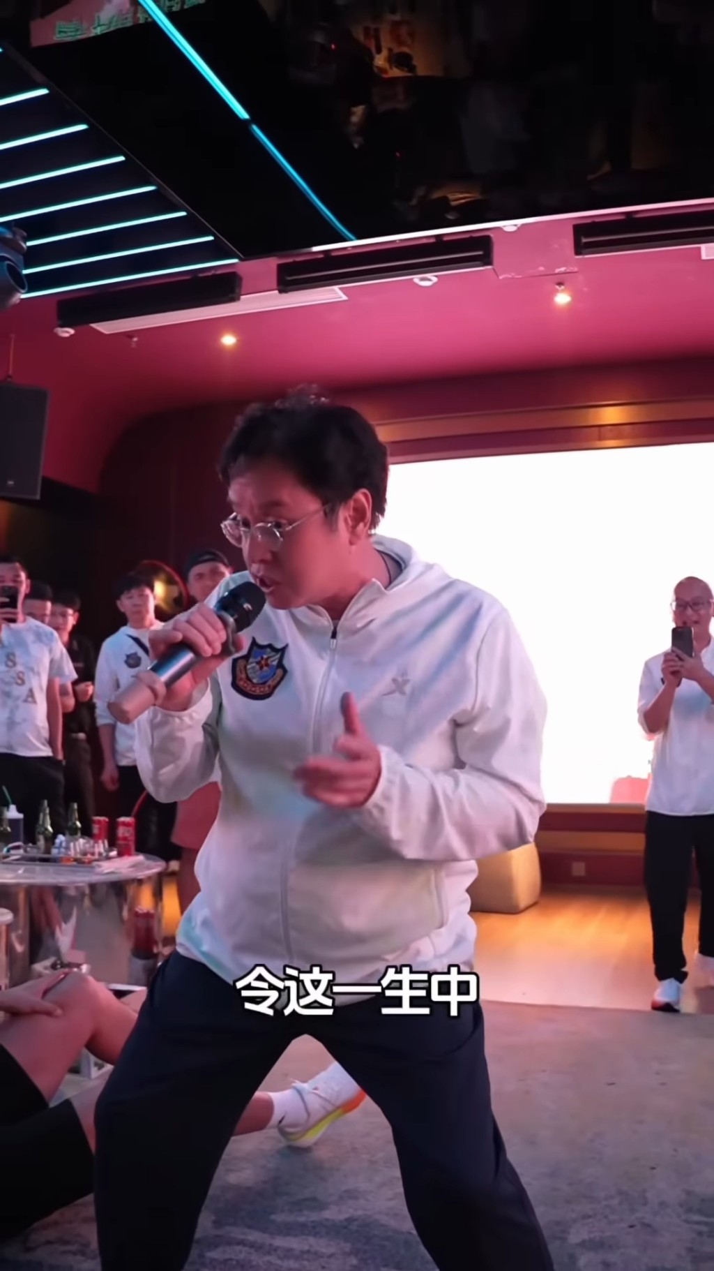 譚詠麟被笑唱姿有些老土。 譚詠麟被笑唱姿有些老土。