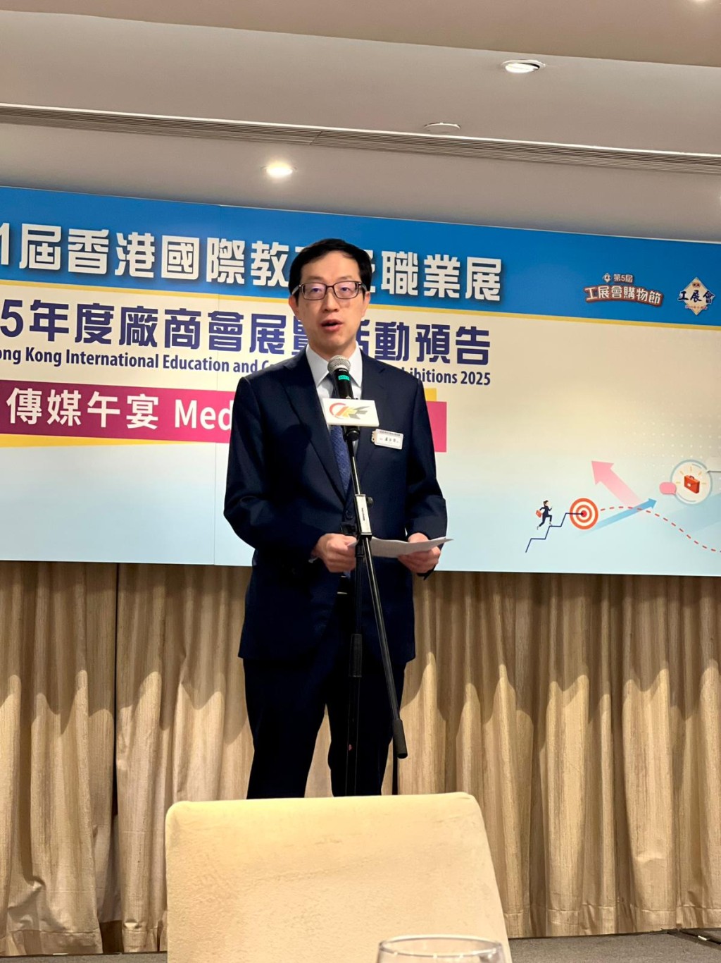 廠商會會長盧金榮表示,「零售業受到很大挑戰,市民消費習慣有所改變,包括平均人均消費下降。」佘丹薇攝 廠商會會長盧金榮表示,「零售業受到很大挑戰,市民消費習慣有所改變,包括平均人均消費下降。」佘丹薇攝