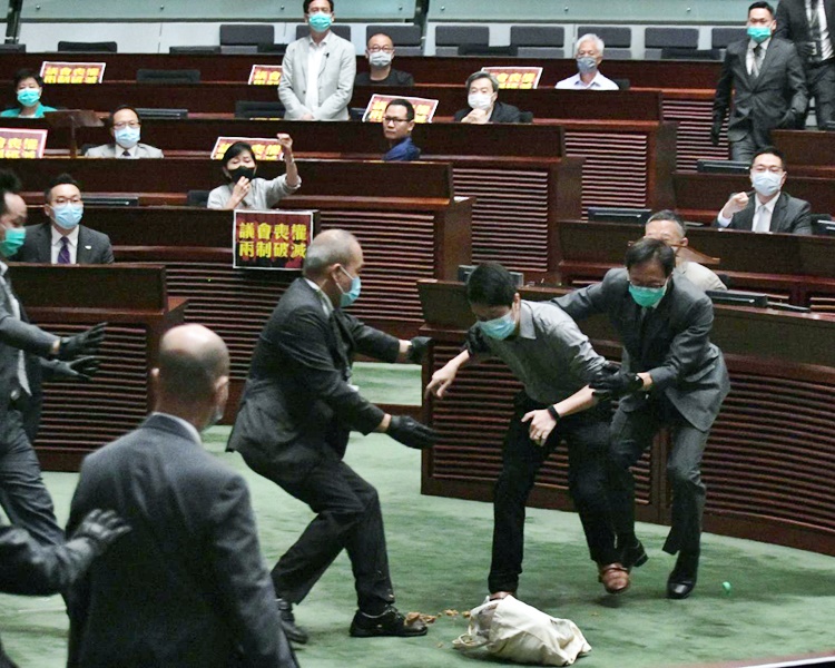 許智峯在議事廳內疑投擲惡臭腐爛植物。