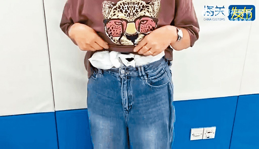 女子將大批爬蟲動物藏於腰間和胸部,被深圳關員查獲。