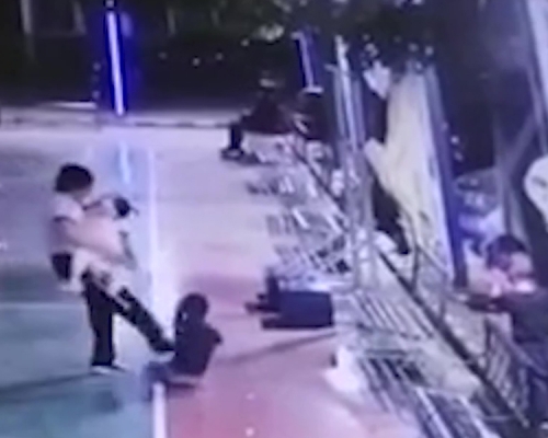大媽因兩童爭滑板車暴打自閉男童。(網圖)
