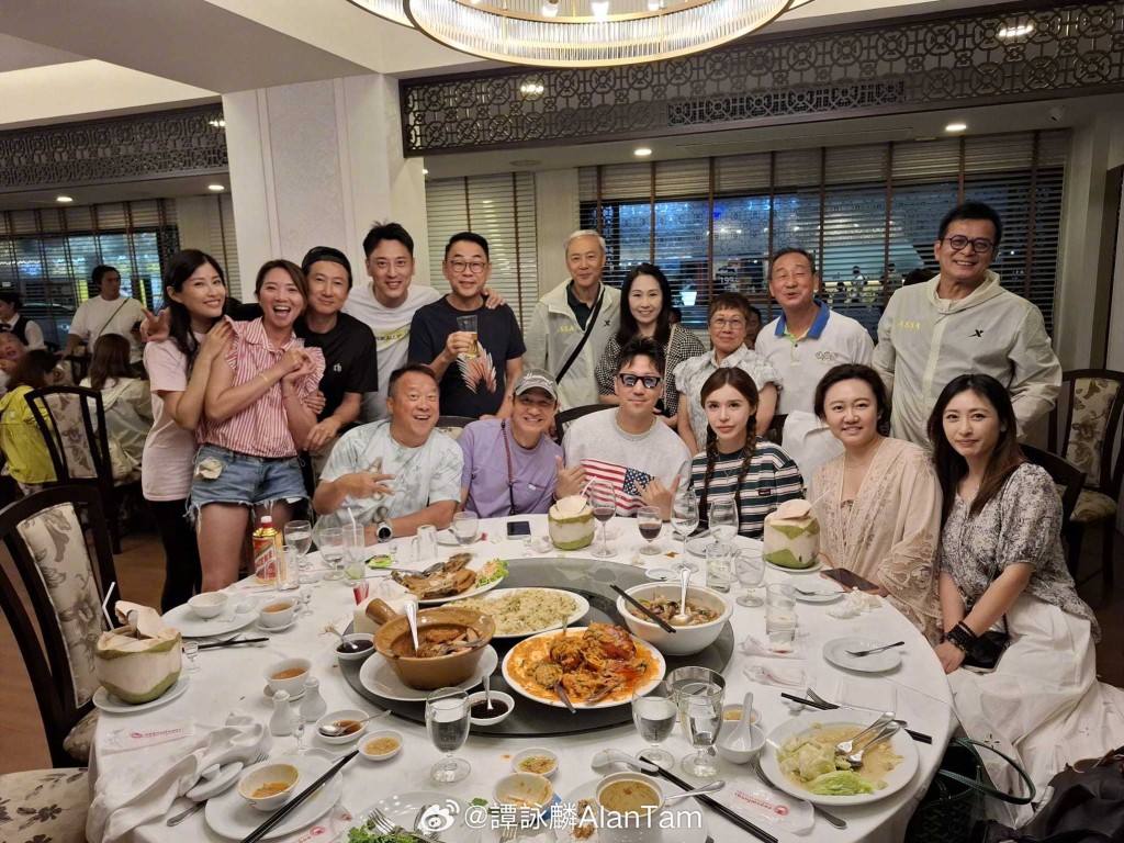 明星足球隊成員,一起在曼谷旅行,吃喝玩樂。 明星足球隊成員,一起在曼谷旅行,吃喝玩樂。