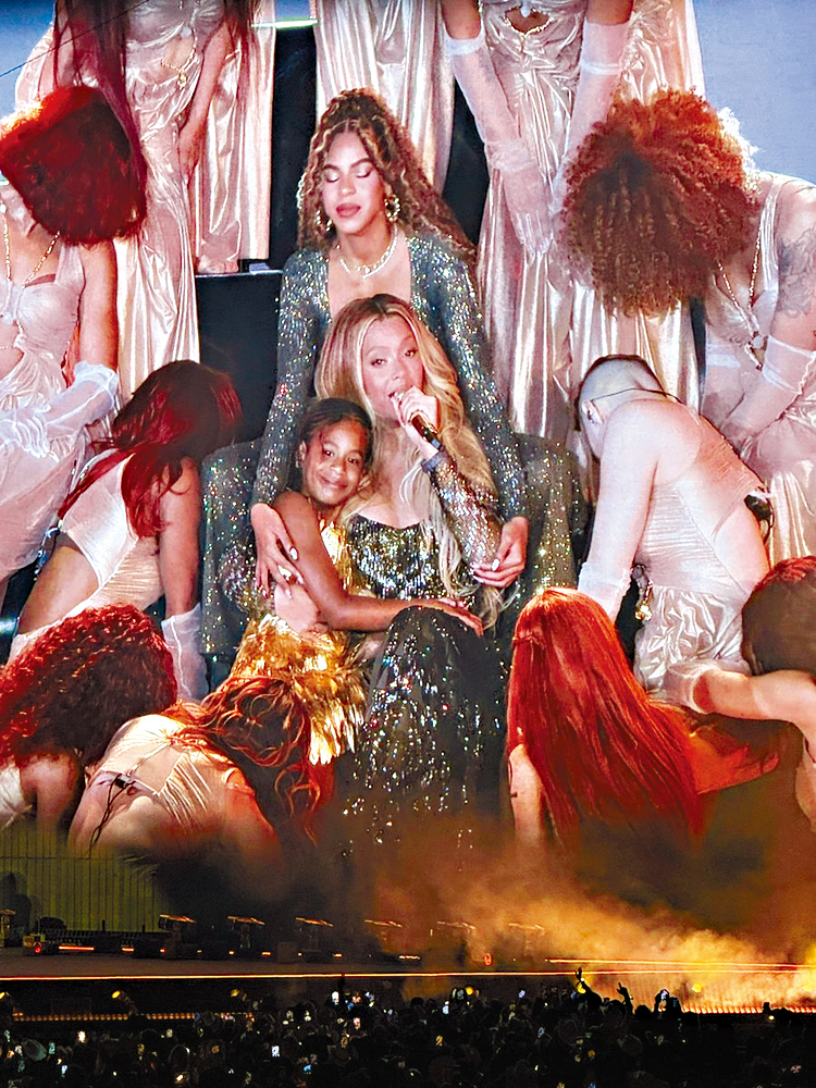 Beyonce的2名女兒都上台為她打氣。