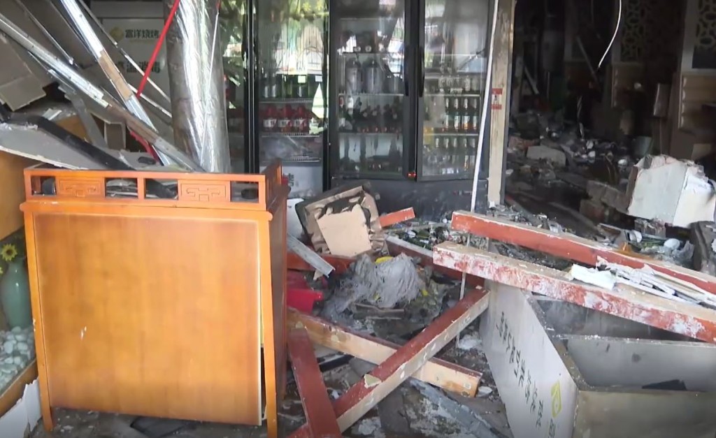 爆炸后，店内一片狼藉破坏严重。(央视)