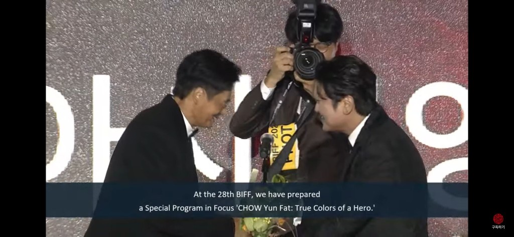  宋康昊（右）本月4日以「第28届釜山电影节」执行主席的身份，向香港巨星周润发(左)颁发「亚洲电影人奖」。