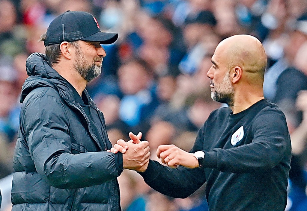 哥迪奧拿（右）領軍的曼城若最終跟紅軍同分，得失球差亦相同的話，會安排一場生死戰定冠軍。