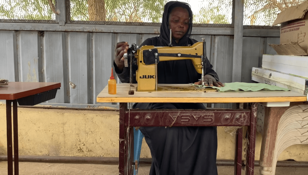 ●Aisha正利用缝纫机为孩子制作衣服，能够有一技之长可养活家人，令她感到自豪，未来盼成为一名企业家。
