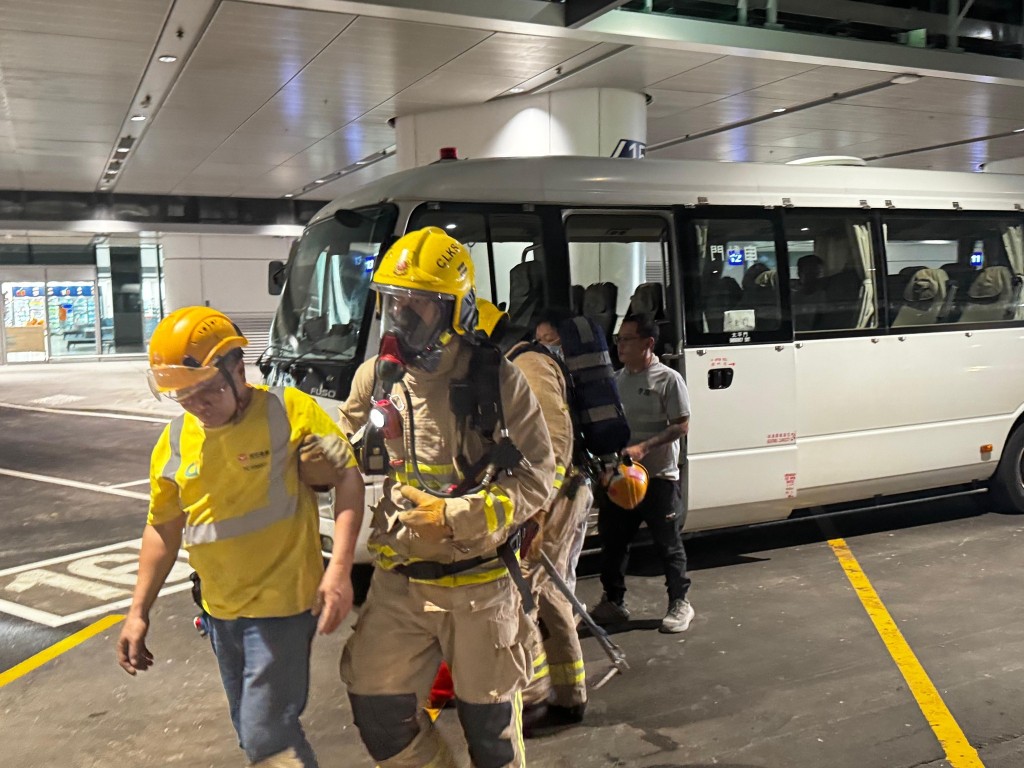 演練模擬一輛旅遊巴在候車大堂發生火警。