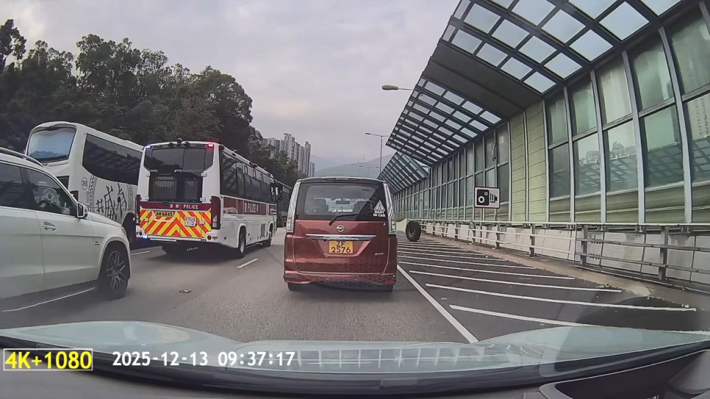 所有車突然收慢,未幾有一個輪胎沿快線旁邊的影線滾行。網上片段截圖 所有車突然收慢,未幾有一個輪胎沿快線旁邊的影線滾行。網上片段截圖