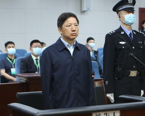 重慶市原副市長、公安局原局長鄧恢林，一審被控受賄4267萬元。
