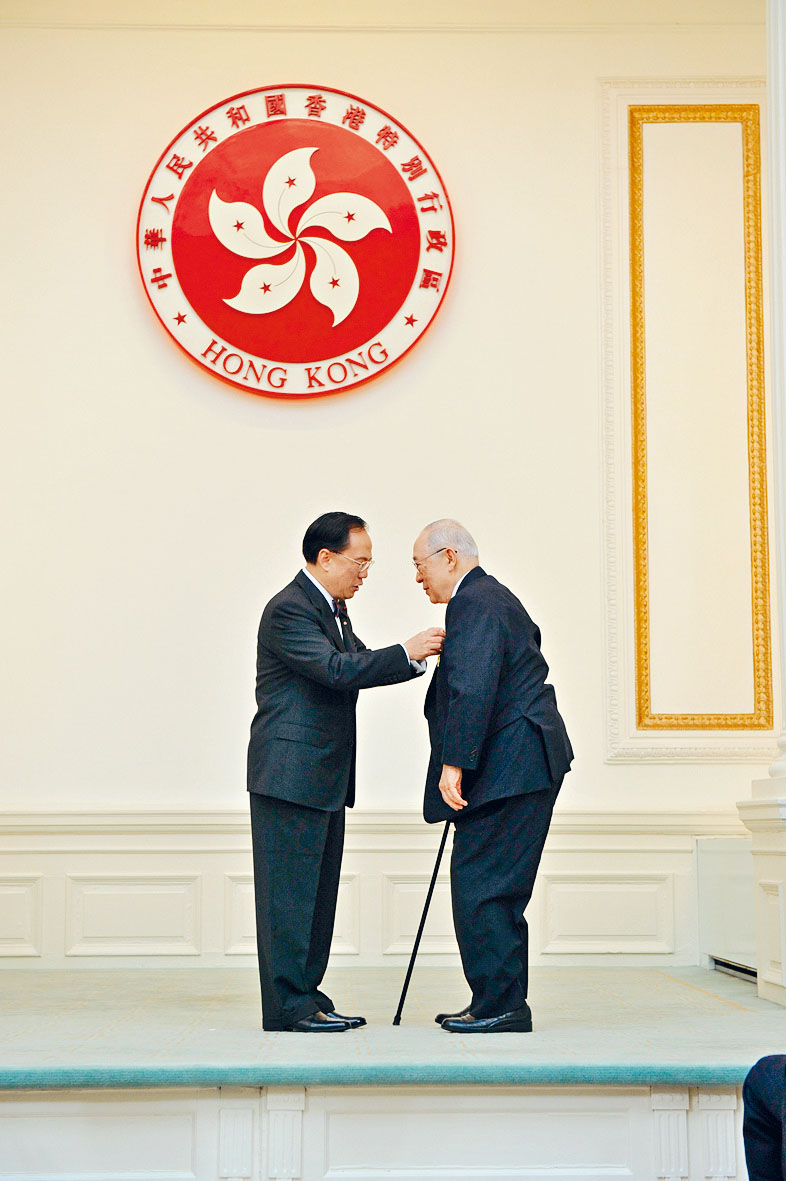 伍沾德二〇〇九年獲時任特首頒授金紫荊星章。