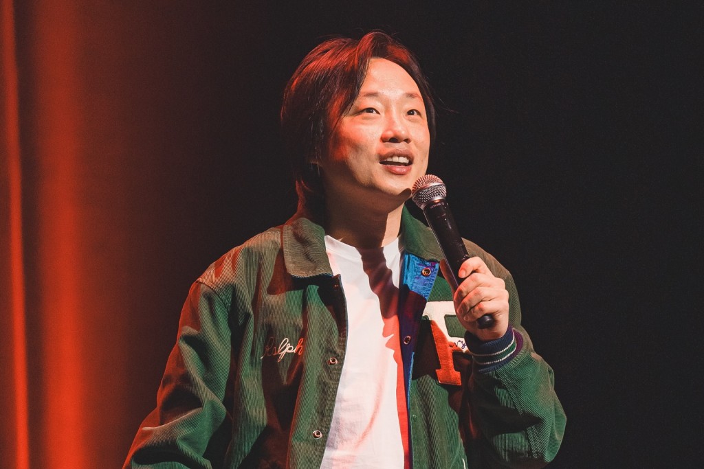 歐陽萬成才華洋溢,被封為新一代華裔笑匠。 歐陽萬成才華洋溢,被封為新一代華裔笑匠。