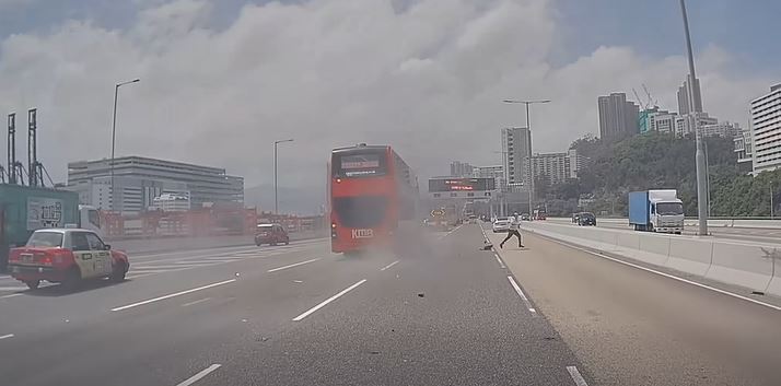 兩車相撞後冒煙，一名著反光衣男子由路中走出。fb 車cam L（香港群組）  