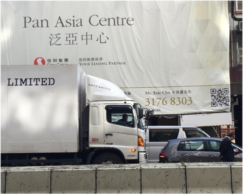 貨車撞向前面的一輛私家車。圖：突發事故報料區網民Eddie Cheung‎
