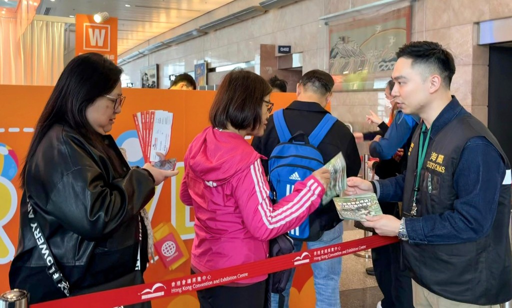 海關宣傳隊在會場內與市民交流，講解購買預繳套餐時需要注意事項。香港海關fb圖片