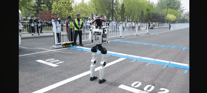 北京人形機械人半馬賽前測試。