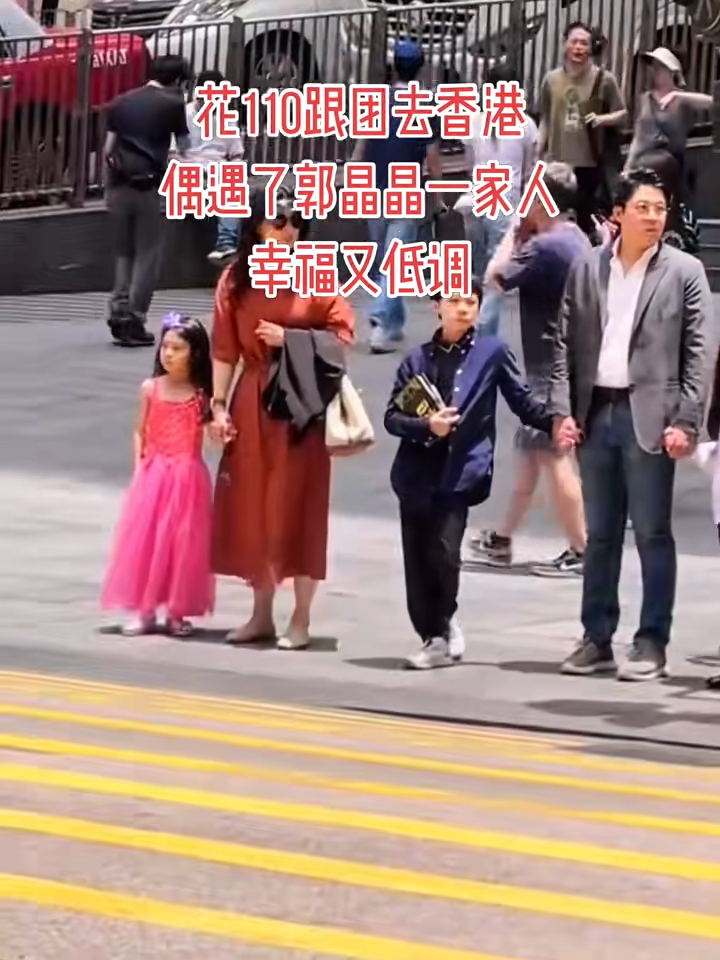 當中企在C位的大仔霍中曦明顯長高不少,身高已接近去到父母肩膀位置,而且外貌文質彬彬又不失帥氣,氣質十分出眾。 當中企在C位的大仔霍中曦明顯長高不少,身高已接近去到父母肩膀位置,而且外貌文質彬彬又不失帥氣,氣質十分出眾。