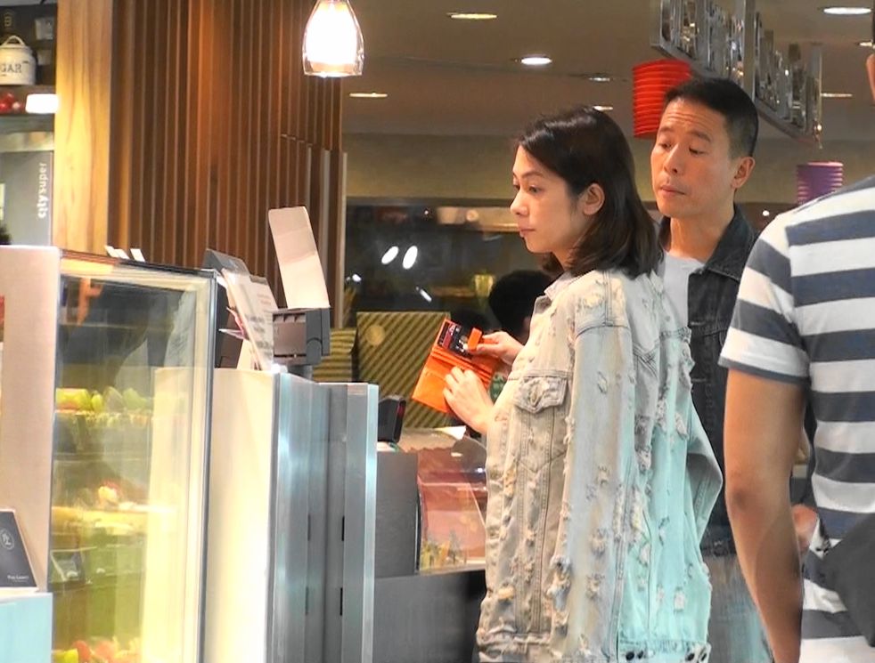周立璟之前在港陪女友行街買餅。
