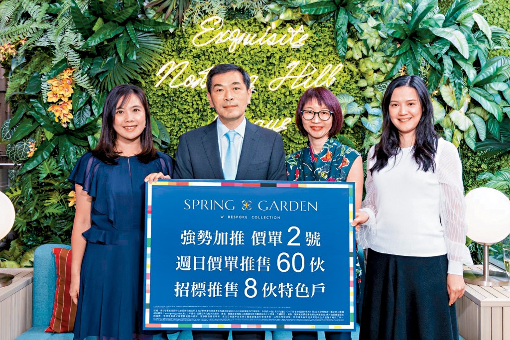 會德豐地產黃光耀(左二)表示,SPRING GARDEN至今錄1500認購登記,超額認購24倍。余麗珠(右二)、岑菲菲(右一)、吳家寶(左一)。