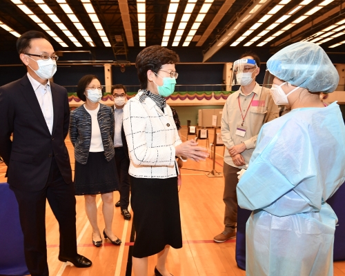 林鄭月娥（左四）指全民檢測計劃帶來裨益遠多過幾億元開支。 資料圖片