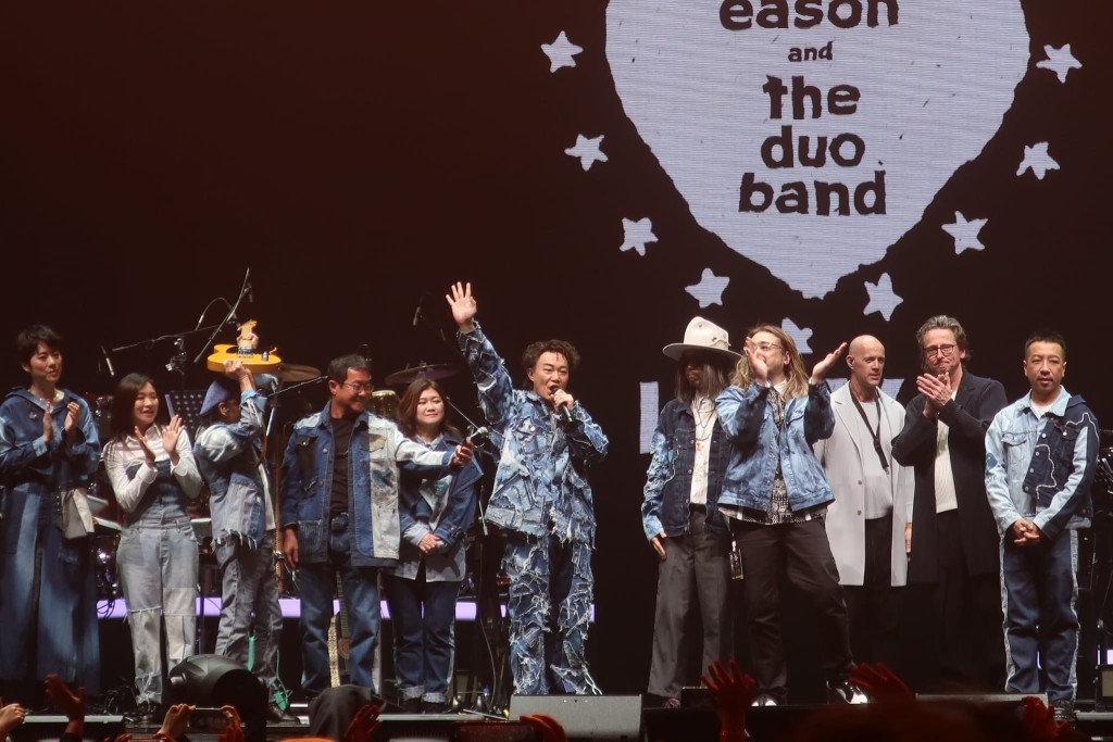 陳奕迅最後以《可一可再》為演唱會作結，又特地與外籍樂手擁抱及一同謝幕。