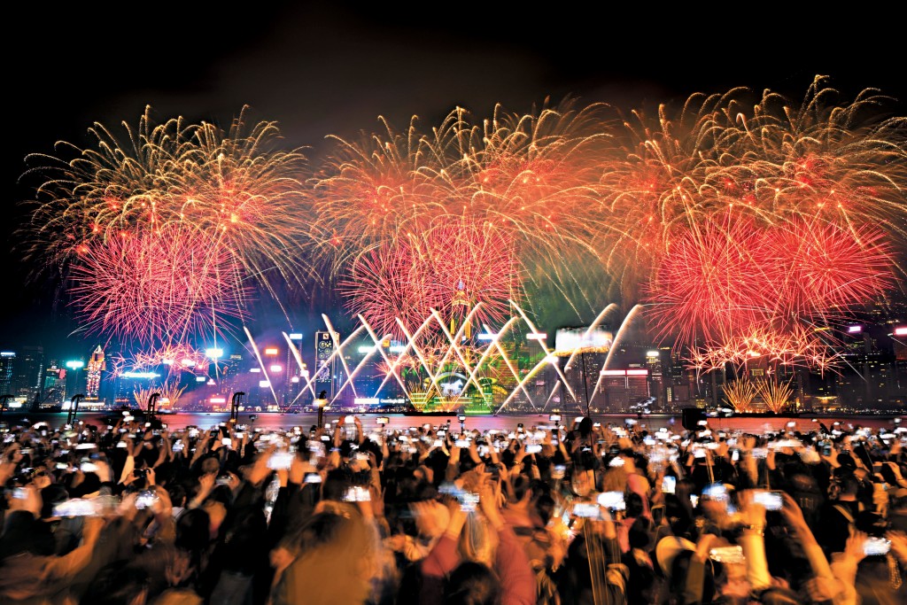 大年初二盛事活動「馬到功成耀香江」煙花匯演昨晚舉行，吸引大批市民旅客逼爆維港兩岸。