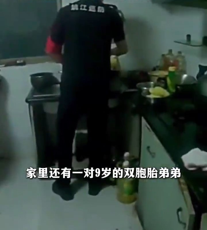 警察為其下廚。錢江視頻 警察為其下廚。錢江視頻
