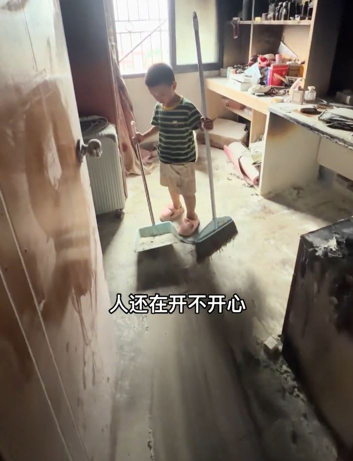 闖了大禍的兒子，大彭並無惡言責打，只要求孩子負責清理。抖音