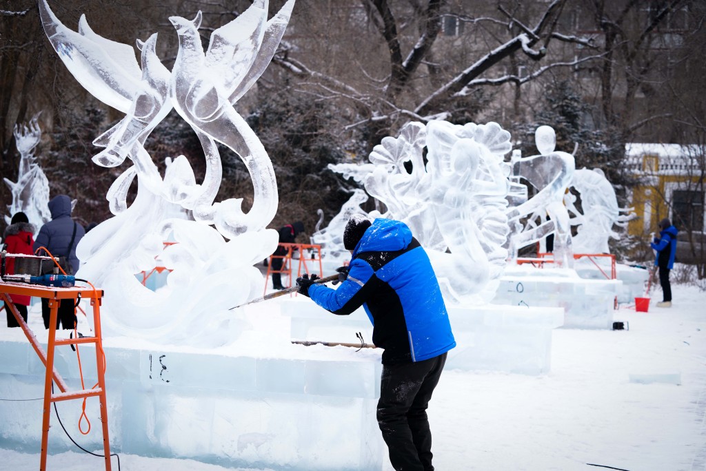 哈尔滨每座冰雕都凝聚了创作者无数的心血和时间，才得以呈现在世人面前。 新华社