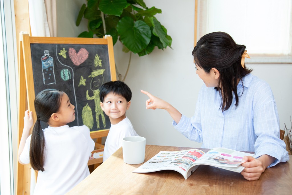 家长若能 及早察觉并适切引导，将能有效提升孩子的语言能力，为日 后的学习奠定稳固基础。（图片来源：PhotoAC）